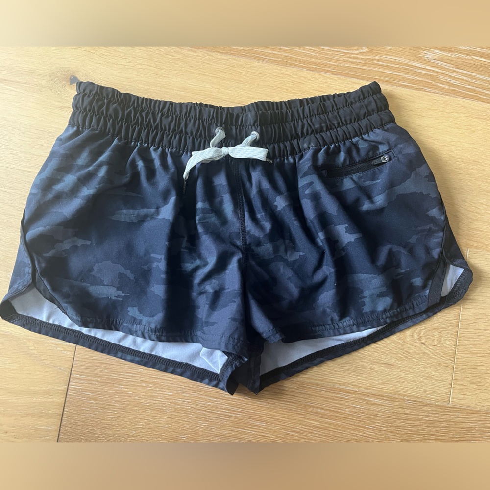 Vuori black grey camo clementine shorts small 2” inseam running summer workout